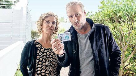 Gestatten? Janneke (Margarita Broich) und Paul (Wolfram Koch) haben Fragen.