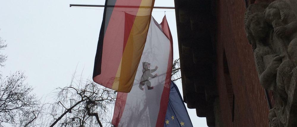 Die Flaggen an der Wilmersdorfer Paula-Fürst-Schule hängen auf Halbmast - wie schon nach dem Anschlag in Nizza.
