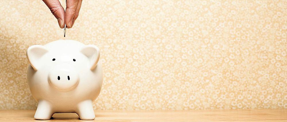 Zum Sparen haben die unteren Einkommensschichten kaum Geld. Sie werden wegen der hohen Konsumquote besonders durch die Mehrwertsteuer belastet. 