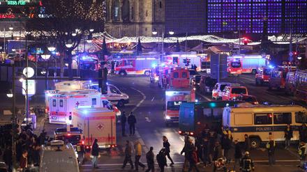 Rettungskräfte sind am Montag in der Nähe der Gedächtniskirche in Berlin im Einsatz.
