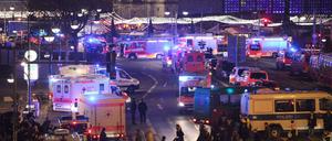 Rettungskräfte sind am Montag in der Nähe der Gedächtniskirche in Berlin im Einsatz.