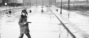 Leben in einer geteilten Stadt. Vor der Mauer, Gartenstraße, Ost-Berlin, 1962.