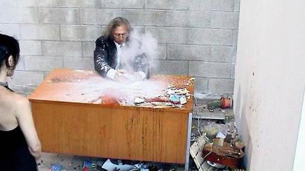 Auf einen Schlag. Jimmie Durham zertrümmert in seiner anderthalbstündigen Performance „Smashing“ Alltagsgegenstände der Gegenwart mit prähistorischem Werkzeug. 