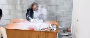 Auf einen Schlag. Jimmie Durham zertrümmert in seiner anderthalbstündigen Performance „Smashing“ Alltagsgegenstände der Gegenwart mit prähistorischem Werkzeug. 