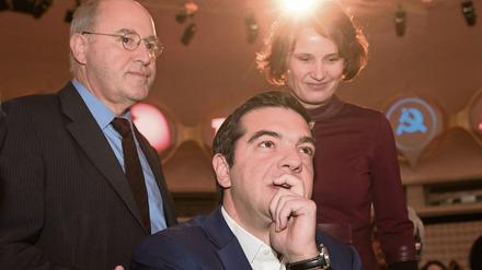 Gregor Gysi (l-r), Ex-Fraktionschef der Partei die Linke im Bundestag und der griechische Regierungschef Alexis Tsipras am Samstag.