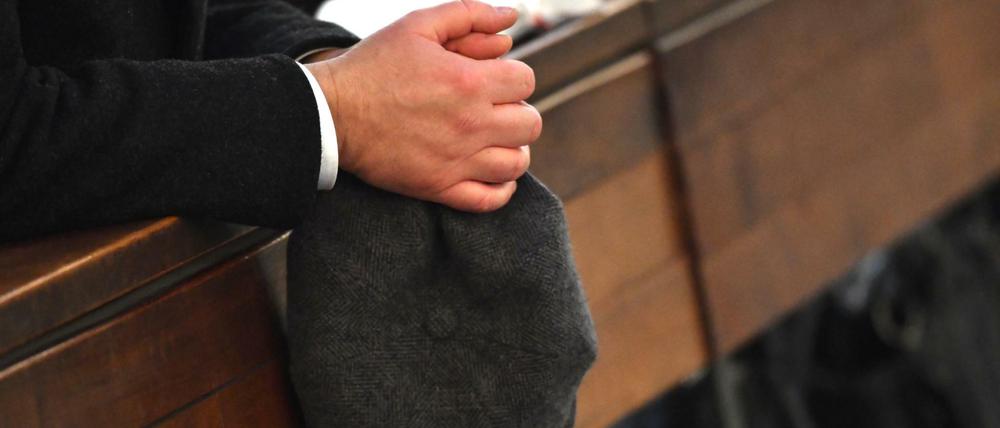 Ein Mann betet am Mittwoch in der St.-Hedwigs-Kathedrale bei einem Gedenkgottesdienst für die Opfer des mutmaßlichen Anschlags auf dem Weihnachtsmarkt am Breitscheidplatz.