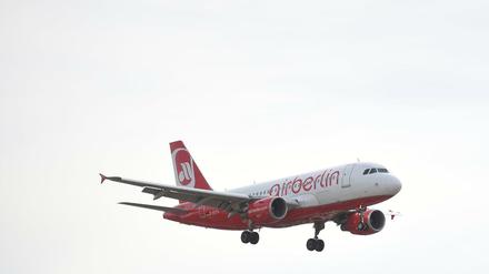 Ein Flugzeug der Fluggesellschaft Air Berlin landet auf dem Flughafen Tegel.