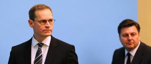 Senatschef Michael Müller und Innensenator Andreas Geisel bei der Pressekonferenz.