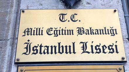 Das Schild der Lisesi Schule in Istanbul.