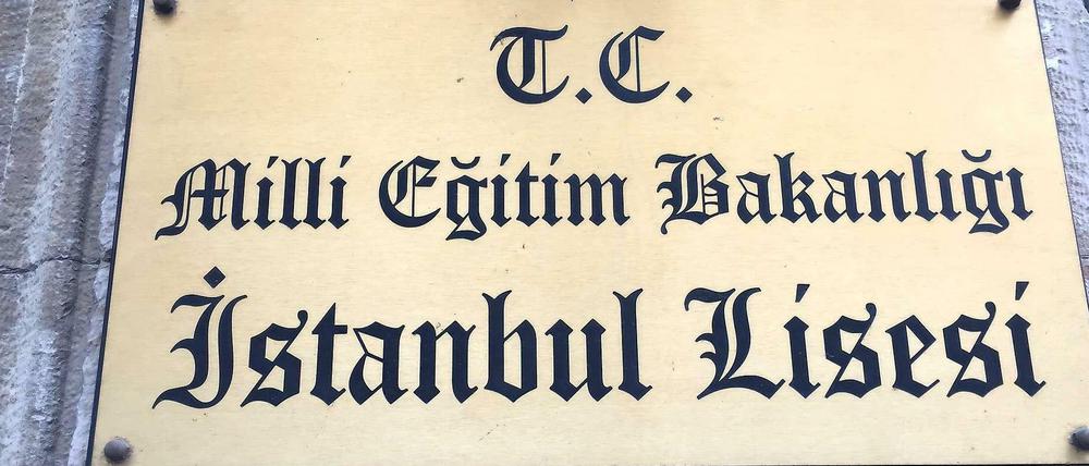 Das Schild der Lisesi Schule in Istanbul.