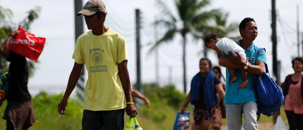 Nur mit wenigen Habseligkeiten haben diese Menschen ihre Häuser verlassen.
