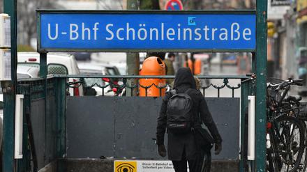Der Eingang zum U-Bahnhof Schönleinstraße in Kreuzberg.