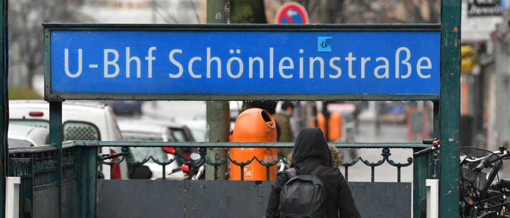 Der Eingang zum U-Bahnhof Schönleinstraße in Kreuzberg.