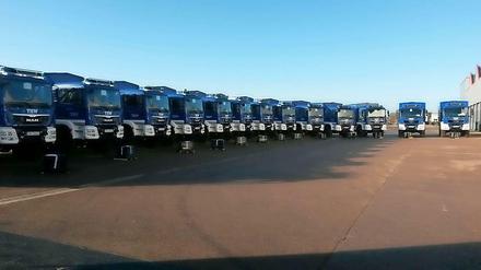 Die Lkw standen im Herstellerwerk für die Abholung bereit.