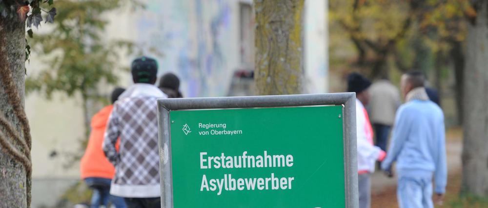 Flüchtlinge halten sich in München in einer Erstaufnahmeeinrichtung für Asylbewerber auf.