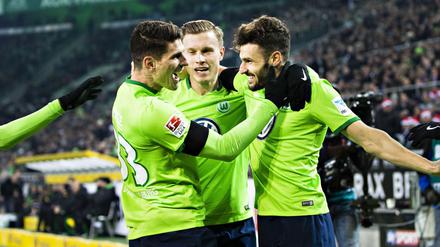 Torjäger unter sich. Mario Gomez (links) und Daniel Caliguri (rechts) freuen sich über einen Wolfsburger Auswärtssieg. 