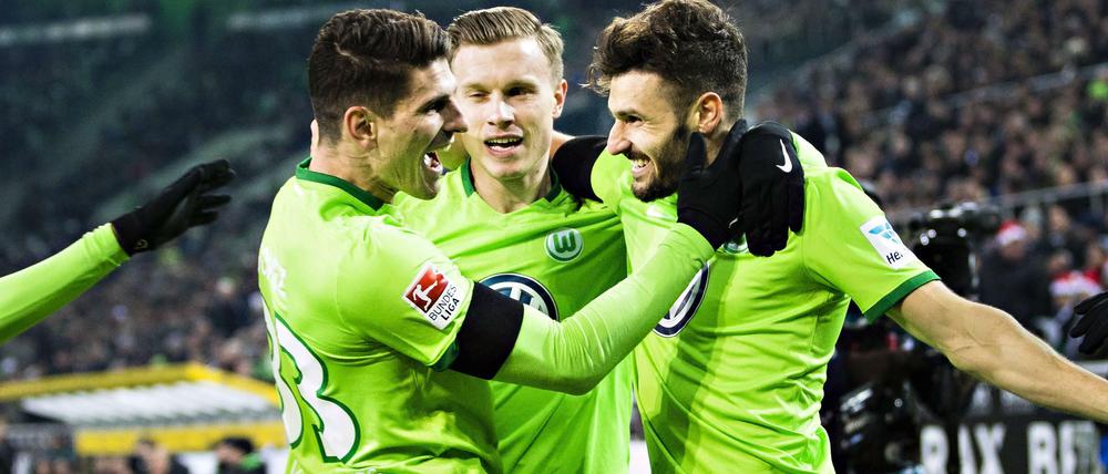 Torjäger unter sich. Mario Gomez (links) und Daniel Caliguri (rechts) freuen sich über einen Wolfsburger Auswärtssieg.
