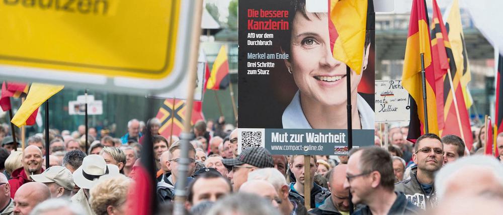 Teilnehmer einer Kundgebung der islamfeindlichen Pegida-Bewegung im Mai in Dresden (Sachsen). Der Gesellschaft droht eine noch tiefere Spaltung, meinen Matthias Anbuhl und Elke Hannack (DGB) in ihrem Gastbeitrag.