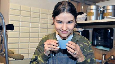 Getränk für die Seele. Chloe Nattrass im Father Carpenter Coffee Brewers mit einem ihrer Werke. 