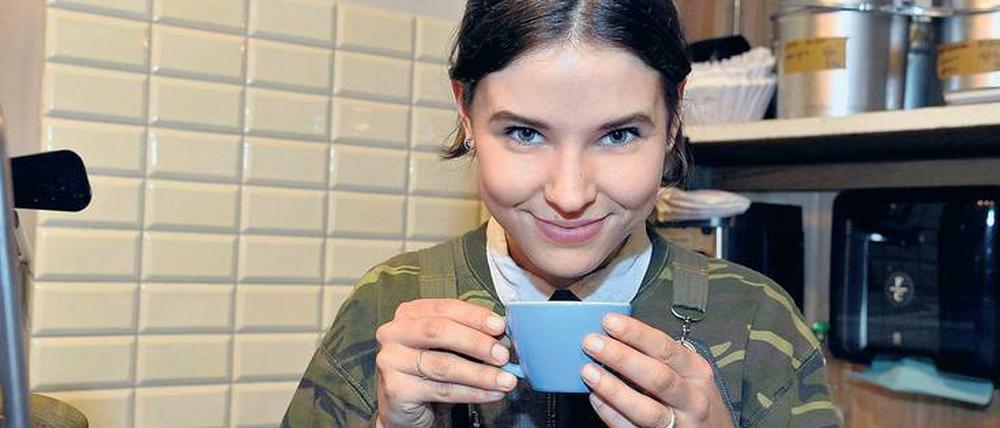 Getränk für die Seele. Chloe Nattrass im Father Carpenter Coffee Brewers mit einem ihrer Werke. 