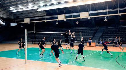 Platz für hohe Bälle. Die Volleys trainieren meist in Charlottenburg. 