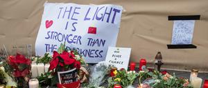 üZahlreiche Menschen stellen am Dienstag (20.12.16) vor der Berliner Kaiser-Wilhelm-Gedaechtniskirche Kerzen auf und legen Blumen nieder für die Opfer des Anschlags auf den Berliner Weihnachtsmarkt. 
