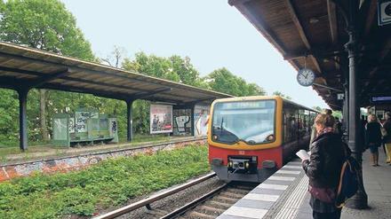 Das stand’s noch. Das Dach am ungenutzten Bahnsteig (links) in Zehlendorf wurde nun abgerissen.