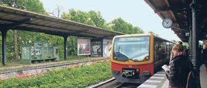 Das stand’s noch. Das Dach am ungenutzten Bahnsteig (links) in Zehlendorf wurde nun abgerissen.