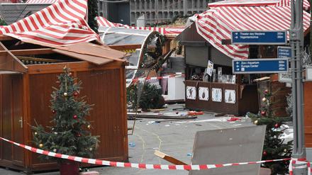 Eine Spur der Verwüstung hat der Lastwagen auf dem Weihnachtsmarkt am Breitscheidplatz hinterlassen.