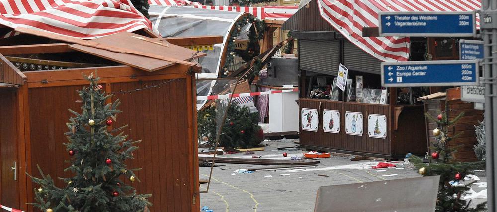 Eine Spur der Verwüstung hat der Lastwagen auf dem Weihnachtsmarkt am Breitscheidplatz hinterlassen.