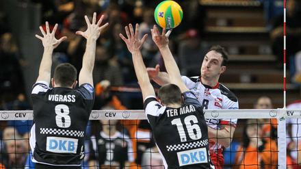 Die Berliner Graham Vigrass und Wouter ter Maat können Rzeszow und Marko Ivovic am Ende nicht stoppen.