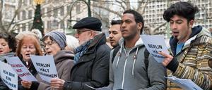 Zusammen stehen: Der "Begegnungschor", ein Flüchtlingschor aus Berlin, und der "Everybody Can Sing Chor" der Berliner Gedächtniskirche singen zusammen am 21. Dezember in der Nähe des Anschlagsorts auf dem Weihnachtsmarkt am Breitscheidplatz in Berlin. 