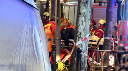 Rettungskräfte sind vor der Gedächtniskirche in Berlin im Einsatz.