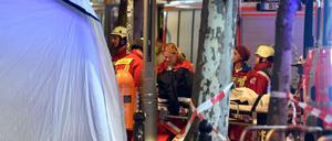 Rettungskräfte sind vor der Gedächtniskirche in Berlin im Einsatz.