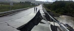 Eine stark beschädigte Straße auf der Insel Chiloé, dem Zentrum des Bebens.