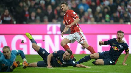 Uuuuuuund drin. Xabi Alonso (M) von München schaut seinem Schuss nach, der zum 2:0 ins Tor geht. 