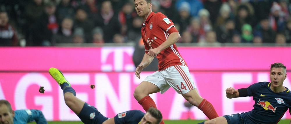 Uuuuuuund drin. Xabi Alonso (M) von München schaut seinem Schuss nach, der zum 2:0 ins Tor geht. 