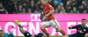 Uuuuuuund drin. Xabi Alonso (M) von München schaut seinem Schuss nach, der zum 2:0 ins Tor geht. 