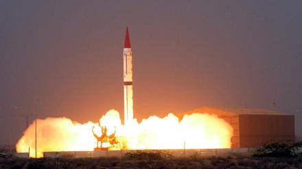 Fake-News als Sprengsatz: Eine pakistanische Rakete - Pakistans Regierung war auf eine falsche Nachricht reingefallen.