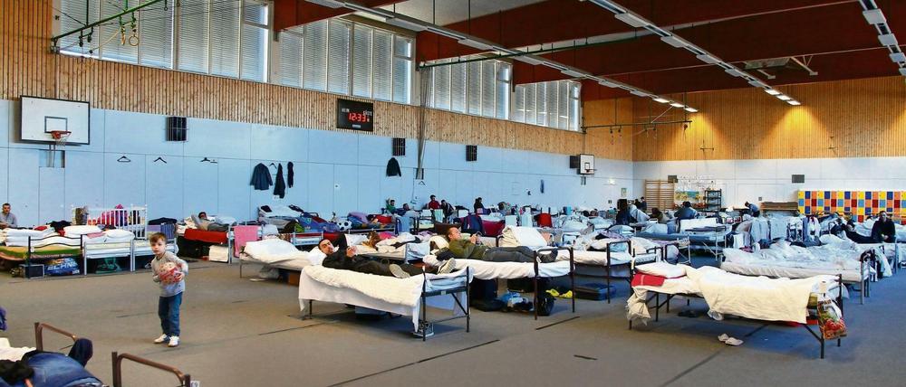 Turnhallen sollte nur eine vorübergehende Lösung sein, viele Flüchtlinge wohnen aber länger als ein Jahr in solchen Unterkünften.