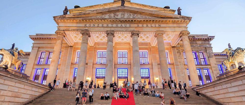 Das Konzerthaus Berlin am Abend. In den sozialen Medien reagiert es mit der Losung: "Wir sind Berlin. Frei, miteinander, offen."