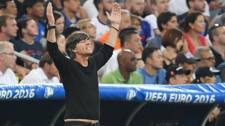 Selbst Bundestrainer Joachim Löw ist für weniger Fußball.
