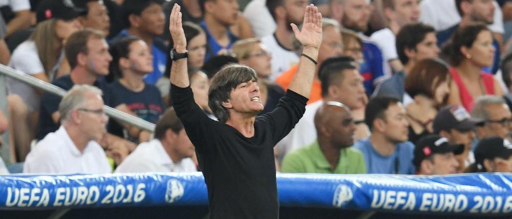 Selbst Bundestrainer Joachim Löw ist für weniger Fußball.