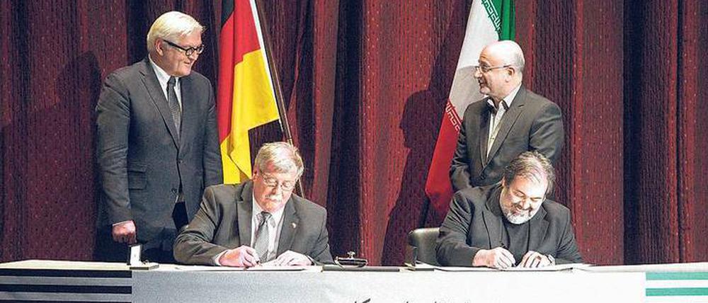 Stolzer Plan. Bundesaußenminister Frank-Walter Steinmeier bei der feierlichen Unterzeichnung der Absichtserklärung zur Ausstellung in Teheran am 17. Oktober 2015. 