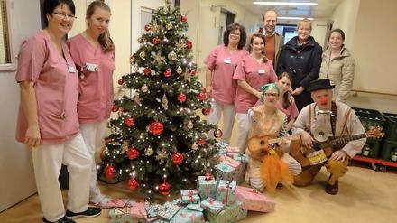 Der Zahnarzt und seine Helferinnen konnten viele Geschenke übergeben.