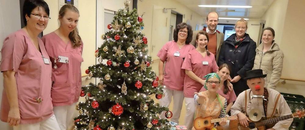 Der Zahnarzt und seine Helferinnen konnten viele Geschenke übergeben.