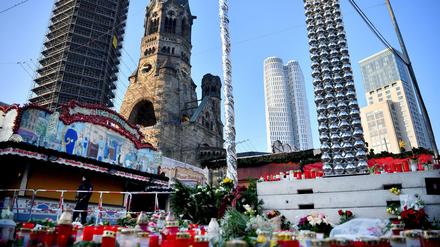 Blumen und Kerzen am Ort des Anschlags an der Gedächtniskirche.
