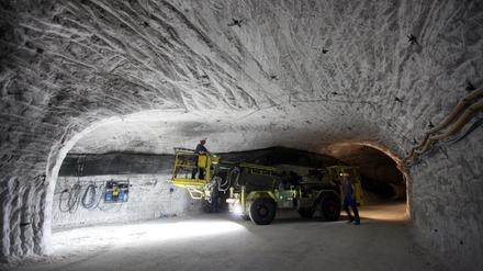 Bergarbeiter sind mit Instandhaltungsarbeiten im Erkundungsbergwerk in Gorleben beschäftigt (Archivbild vom 04.05.2010).