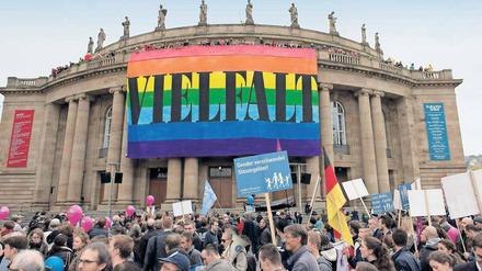 Zankapfel Gender Studies. Demonstranten für und wider den grün-roten Bildungsplan in Stuttgart im Oktober 2015. 