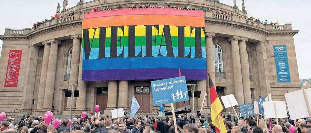 Zankapfel Gender Studies. Demonstranten für und wider den grün-roten Bildungsplan in Stuttgart im Oktober 2015.